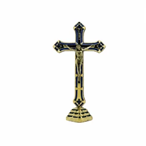 Crucifix doré Christ argenté, résine bleue et rouge sur socle H. 15 cm