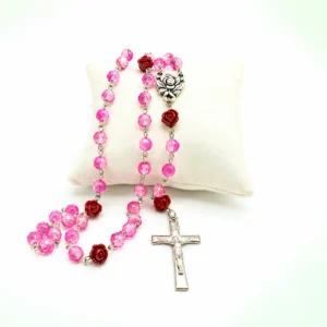 Chapelet chaine argenté grains en verre roses, avec roses et croix  avec Christ.