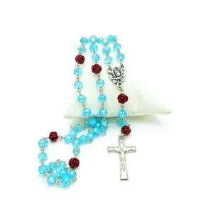Chapelet en chaine argentée, grains en verre bleus, et croix avec Christ