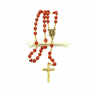 Chapelet grains cornaline , chaine dorée, croix avec Christ (livré en boite)